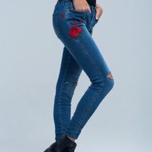 NEW WITH TAGS Q2  Unique Denim Jeans Medium Floral Embroidery with Ripped Knees